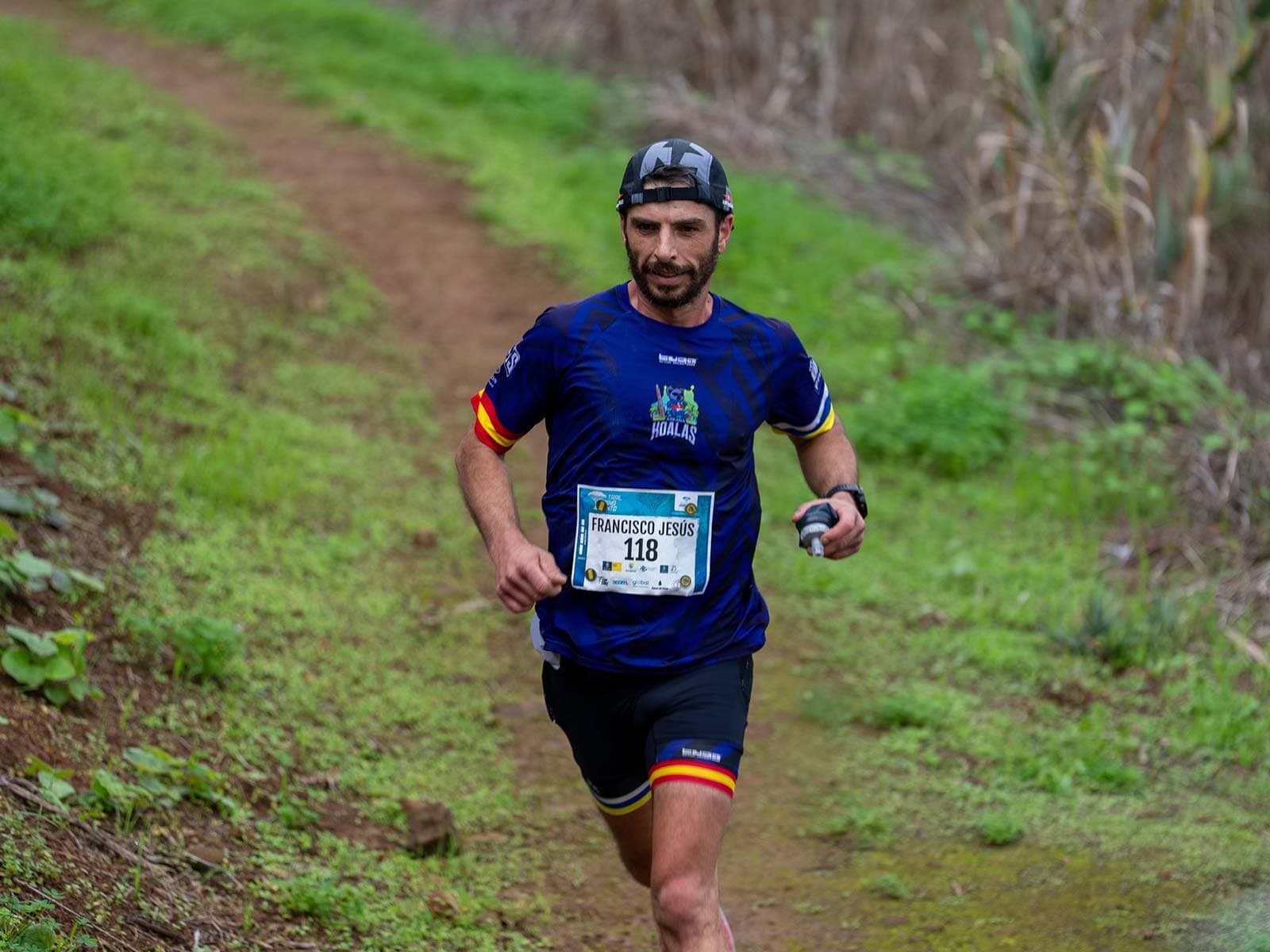 Hombre corriendo en la naturaleza en la carrera Trail Pino Santo 2025
