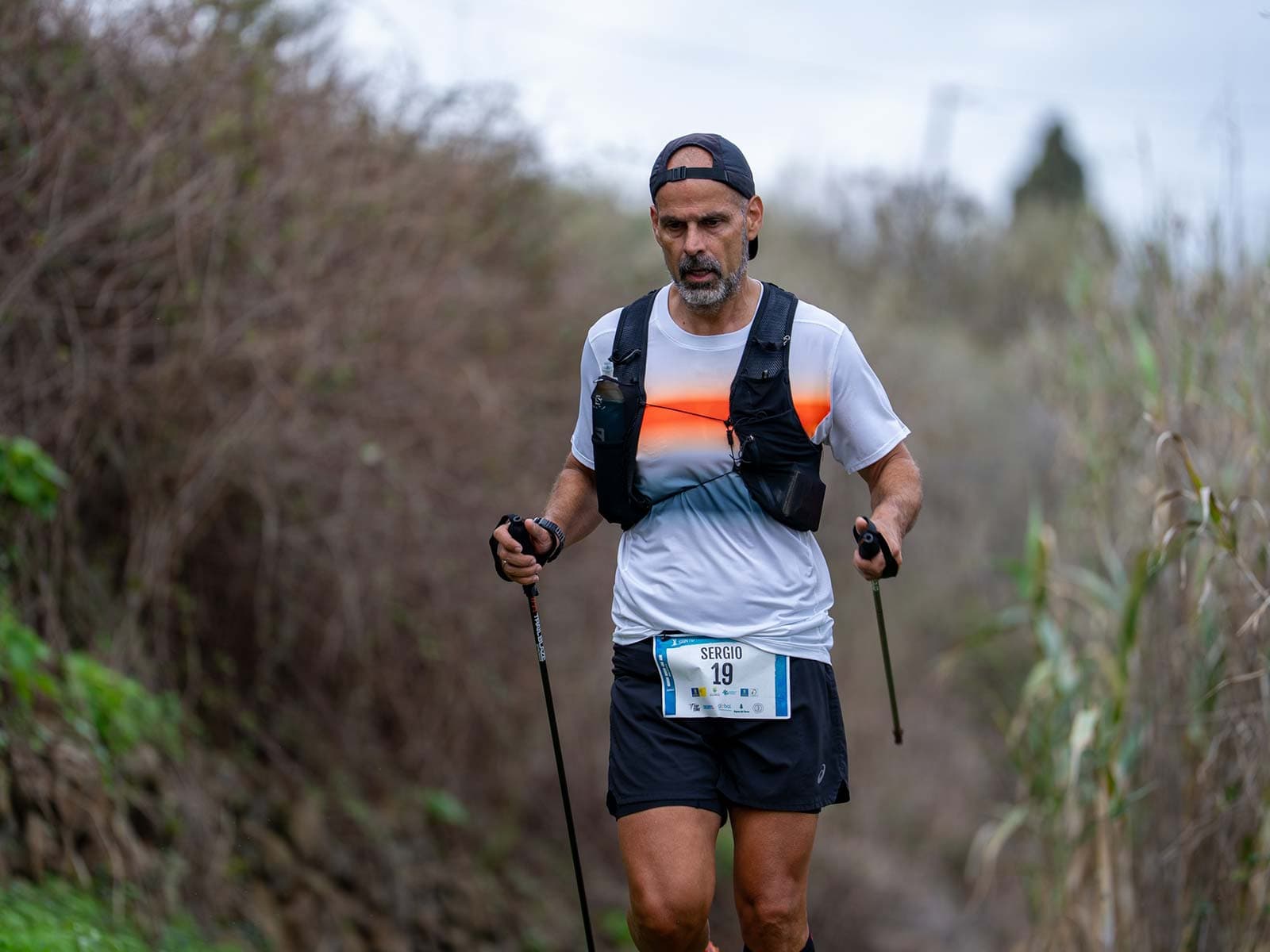 Corredor a través de la naturaleza en la carrera Trail Pino Santo 2025