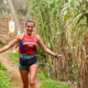 Mujer corriendo por la montaña
