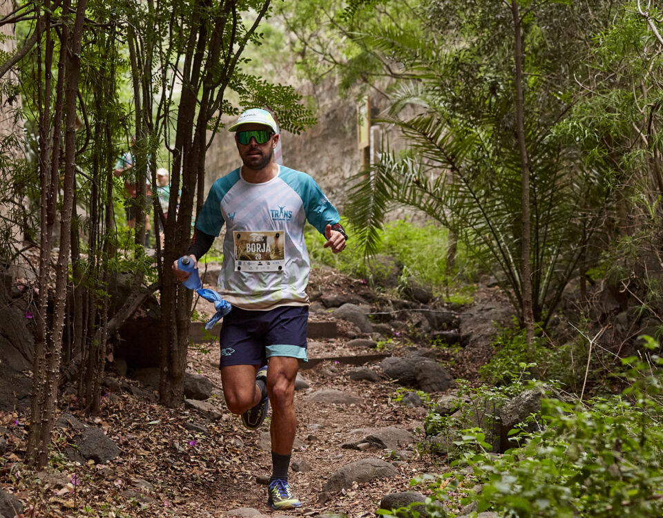 Corredor en parte de montaña Trail Pino santo 2024