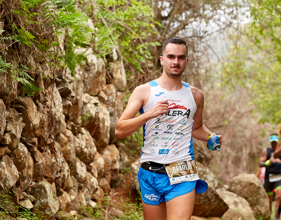 Corredor en la trail pino santo 2024