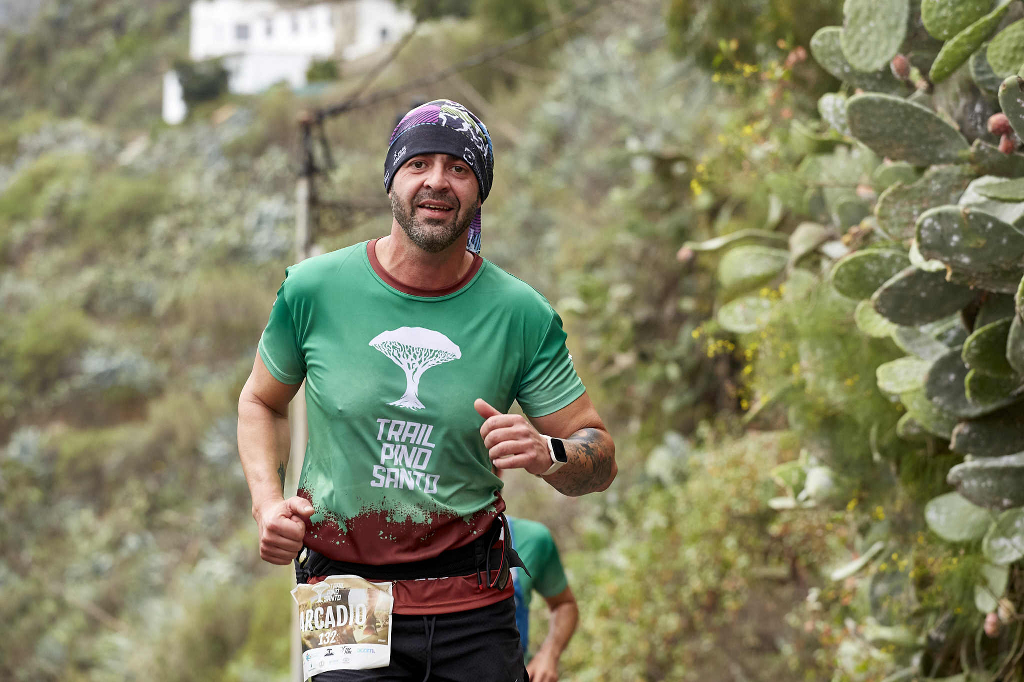 Hombre corriendo por la montaña en la Trail Pino Santo 2024