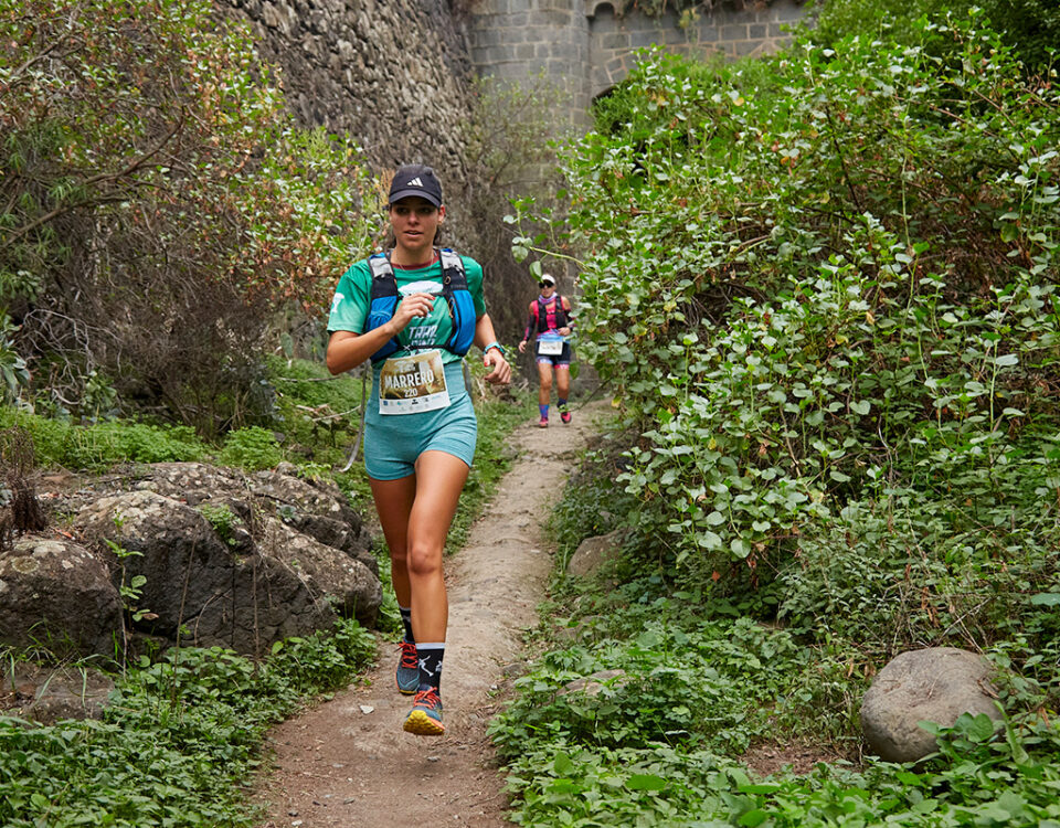 Chica corriendo por la vegetación la Trail Pino Santo