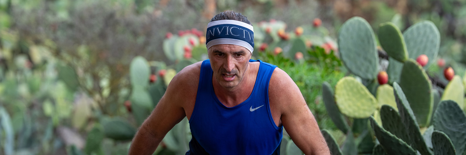 Corredor pasando por camino de vegetación en la Trail Pino Santo 2025