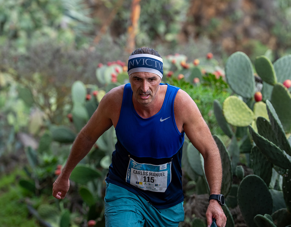 Corredor pasando por camino de vegetación en la Trail Pino Santo 2025