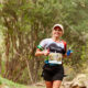 Chica sonriendo corriendo la carrera de la Trail Pino Santo