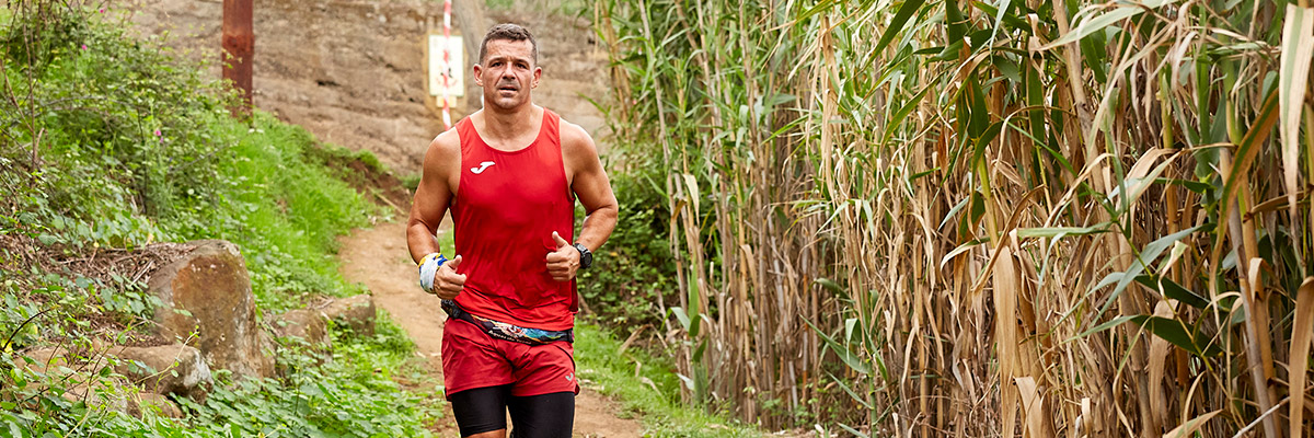 Chico corriendo por caminos rurales en la Trail Pino Santo 2024