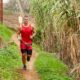 Chico corriendo por la vegetación a traves de caminos Trail Pino Santo 2024